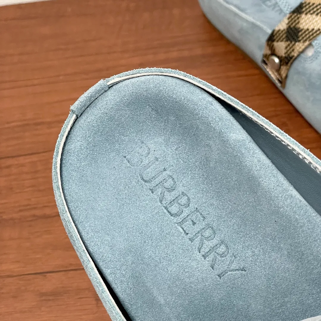 Men's Men's Shoes 💰340【New Style】🐝🐝Burberry New Burberry - Men's Checked Leather Urchin Half-Flop Sandal Made of soft suede cowhide and calfskin, these half-flop sandals feature an adjustable B-shaped buckle strap and are decorated with the signature sand-colored Burberry check in jacquard worsted. The upper wraps around the midsole and is paired with a sole made of the same upper material with an embossed logo on the heel and a wavy rubber outsole embellished with the Burberry lettering. Fashionable and casual! Comes with full set of original packaging dust bag! Code number: 39-40-41-42-43-44 standard code (38/45 can be customized and returns and exchanges are not supported)